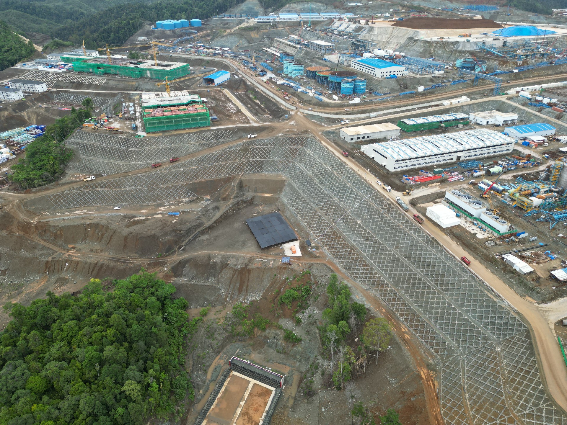 42.1印度尼西亞華飛鎳鈷12萬(wàn)噸濕法冶煉項(xiàng)目邊坡防護(hù)工程.JPG