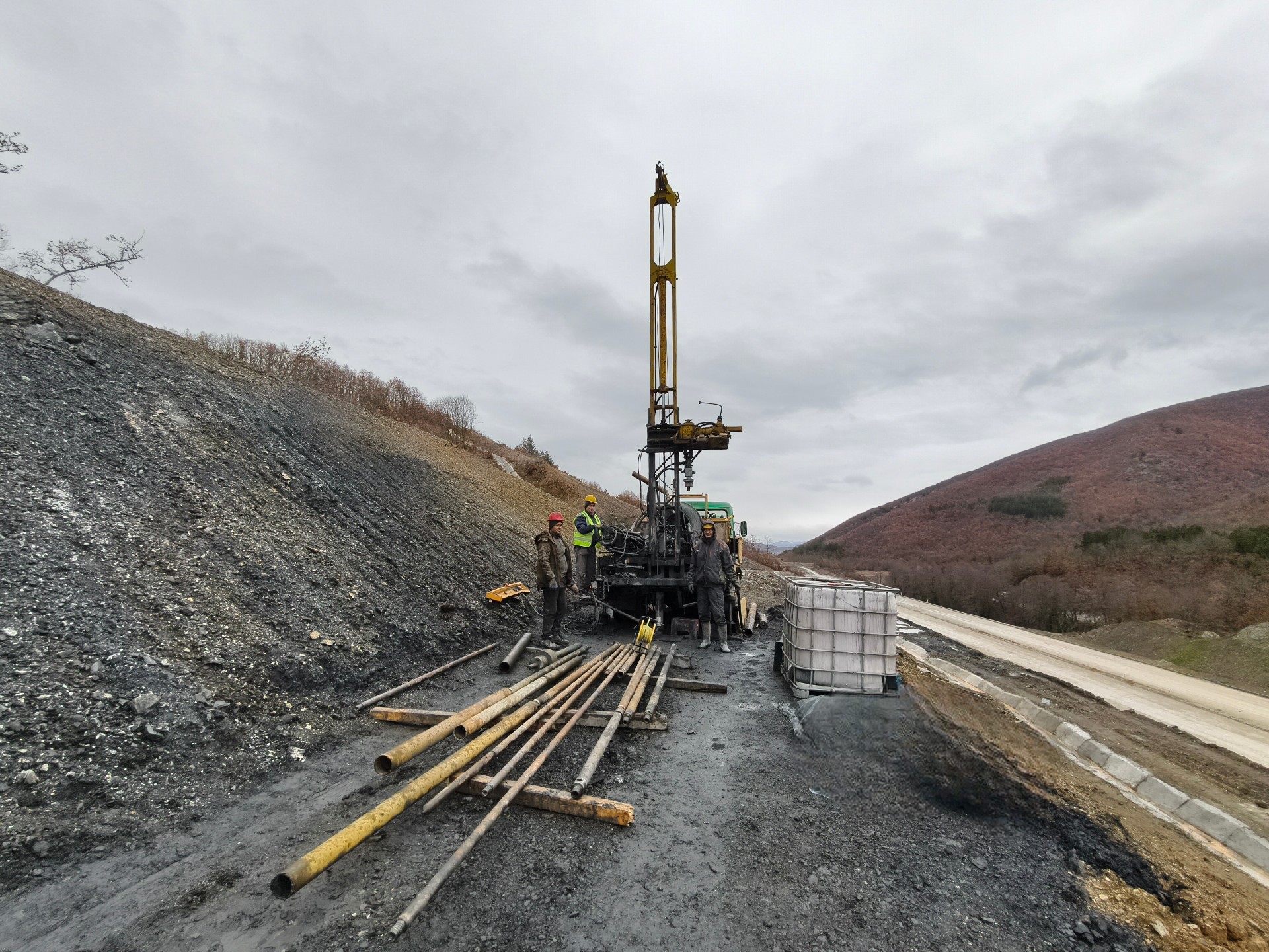 32.北馬其頓基切沃—奧赫里德高速公路高邊坡滑坡勘察項目.jpg